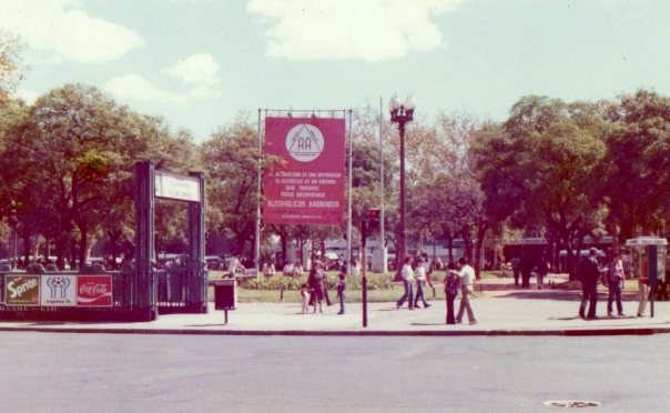 Primer anuncio de AA en Argentina en vía pública (década de los 70)